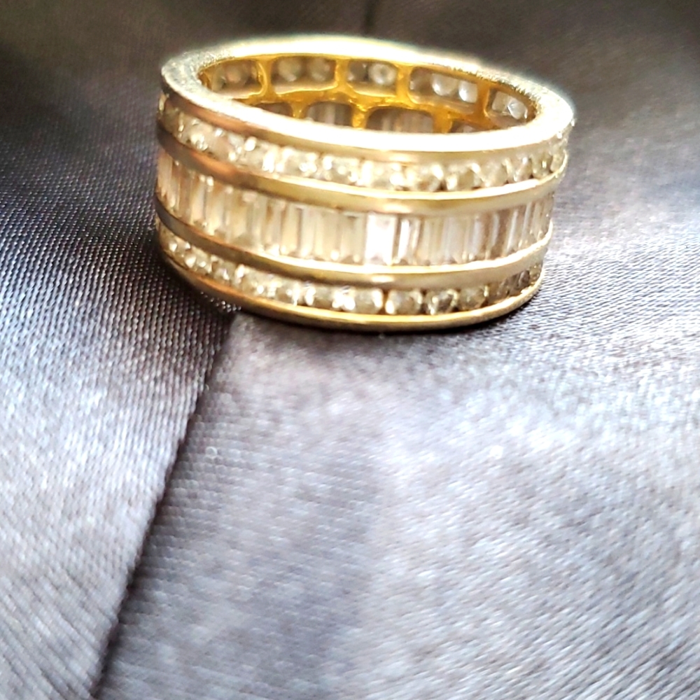 18K. VVS 2 Clarity Diamond band